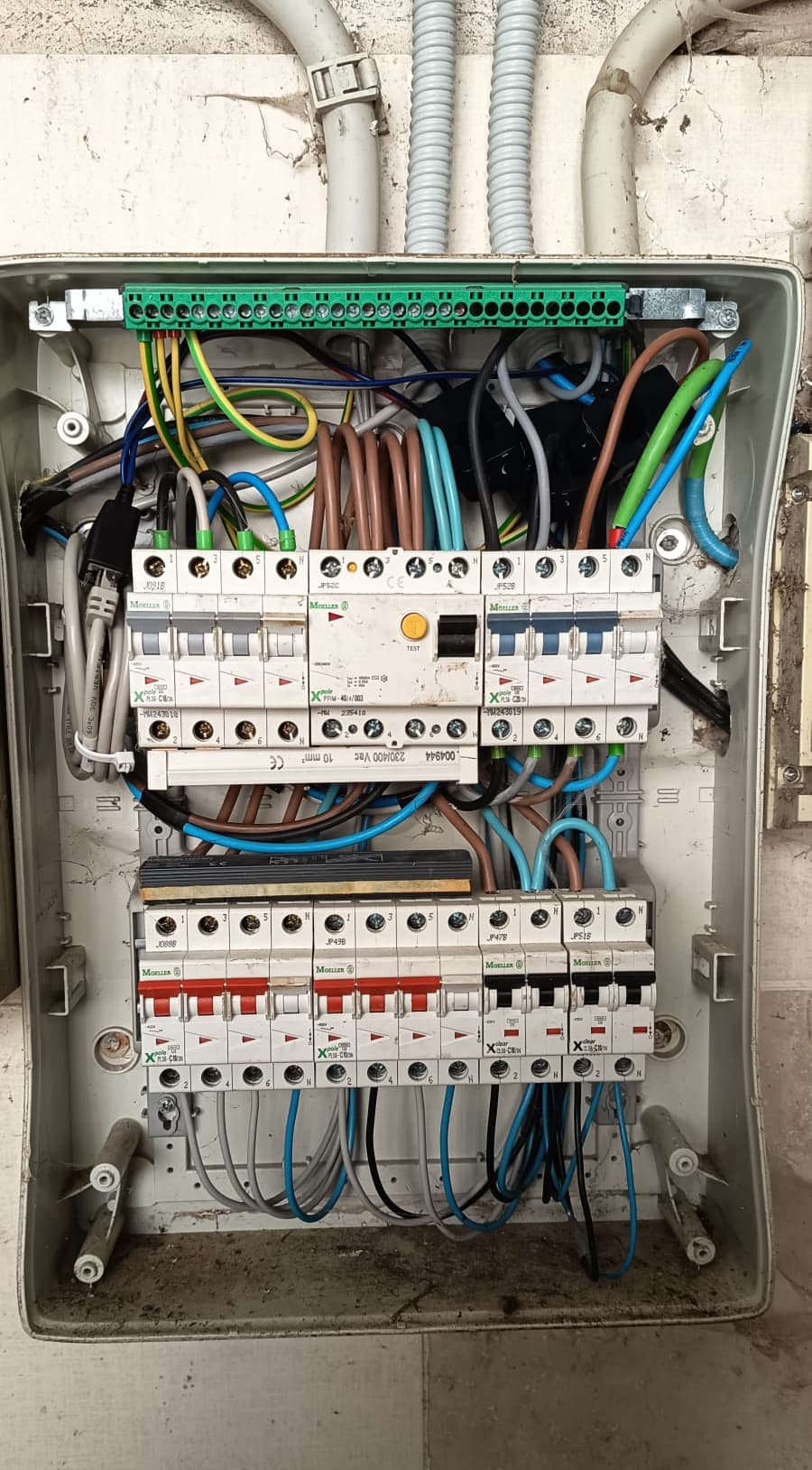 Instalaciones eléctricas para vivienda y local en Pontevedra